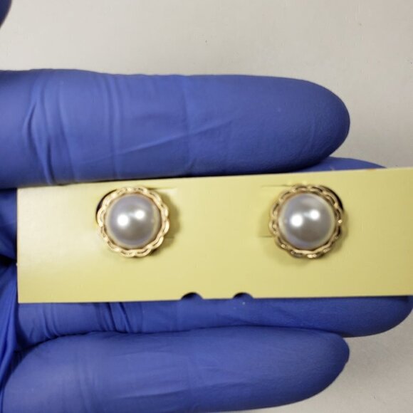 Metal Design Gold tone and Off-white color Stud / Clip-on Earrings - Picture 6 of 6